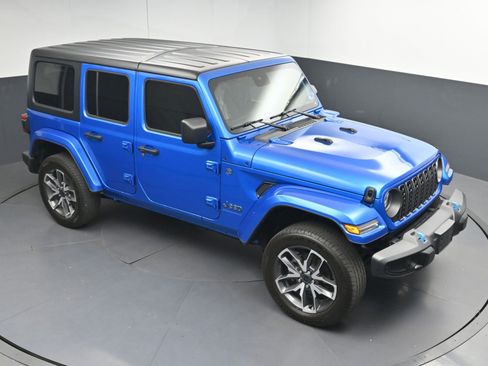 Used 2024 Jeep Wrangler Unlimited w/ Convenience Group AWD/4WD image 30