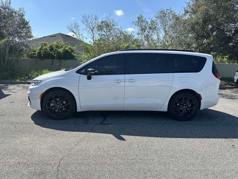 Used 2023 Chrysler Pacifica Limited w/ Uconnect Theater Family Group AWD/4WD image 3