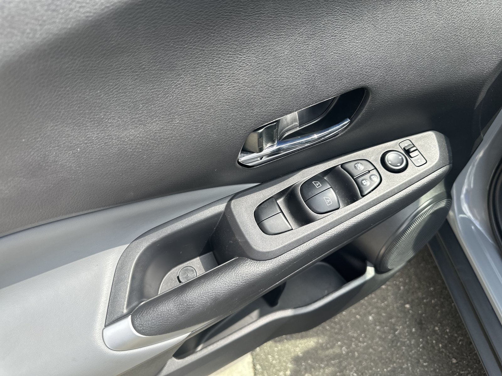 Used 2024 Nissan Kicks SR w/ SR Premium Package FWD image 9