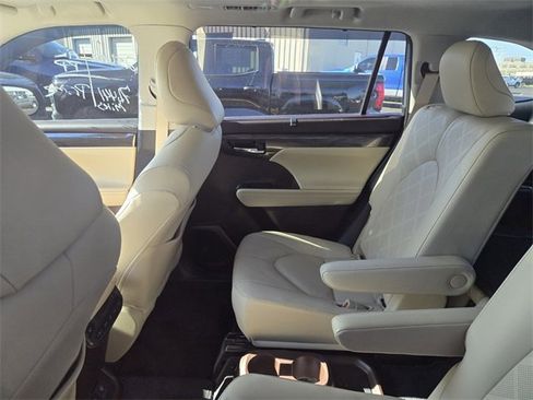 Used 2021 Toyota Highlander Platinum image 6