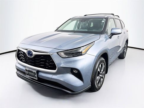 Certified 2022 Toyota Highlander XLE image 3