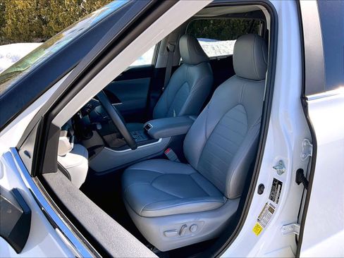 Used 2023 Toyota Highlander XLE image 8