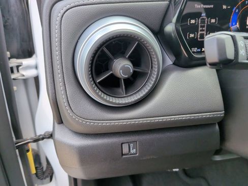 Used 2025 Chevrolet Colorado LT AWD/4WD image 16