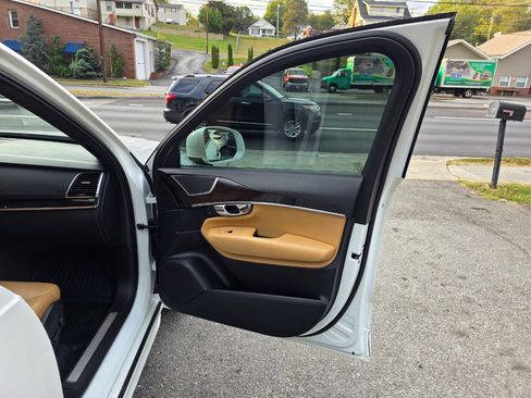 Used 2017 Volvo XC90 T6 Momentum w/ Vision Package image 16