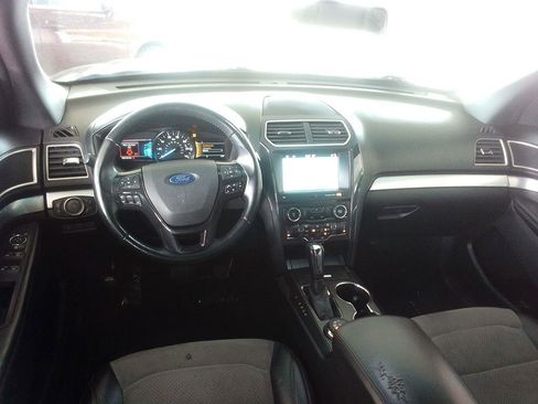 Used 2017 Ford Explorer XLT w/ Equipment Group 202A image 7