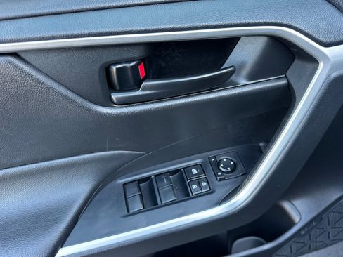 Used 2022 Toyota RAV4 LE image 11