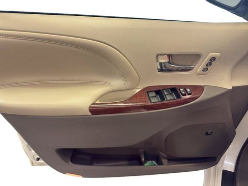 Used 2014 Toyota Sienna Limited w/ Limited Premium Package FWD image 15
