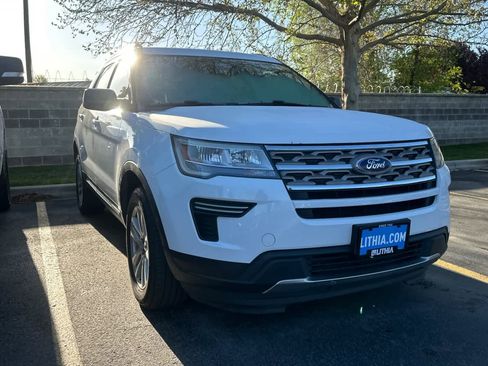 Used 2018 Ford Explorer XLT AWD/4WD image 3