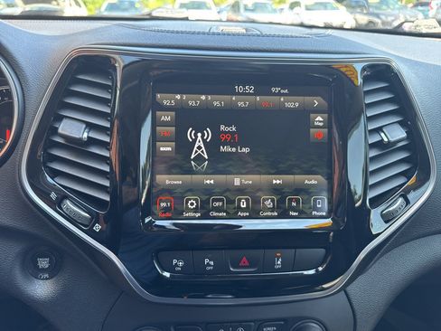 Used 2019 Jeep Cherokee Limited w/ Luxury Group AWD/4WD image 22