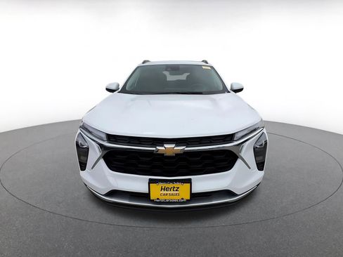 Used 2025 Chevrolet Trax LT FWD image 3