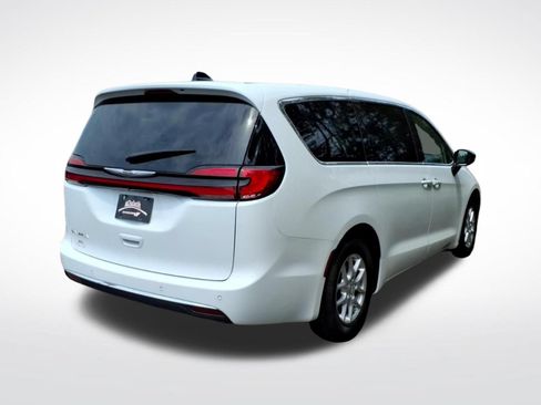Used 2024 Chrysler Pacifica Touring-L FWD image 5
