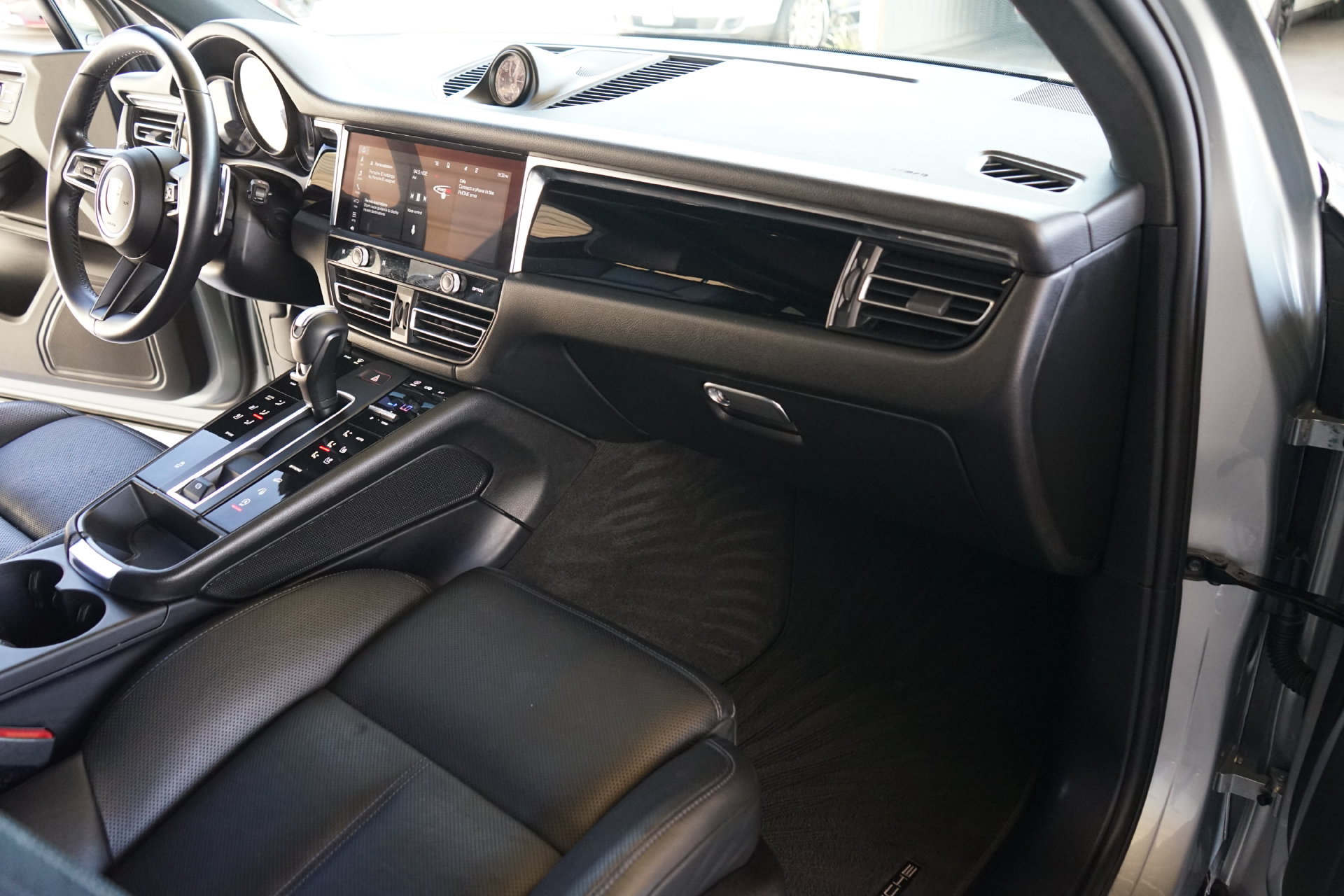 Used 2022 Porsche Macan AWD/4WD image 4