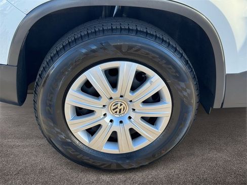 Used 2017 Volkswagen Tiguan Limited image 8