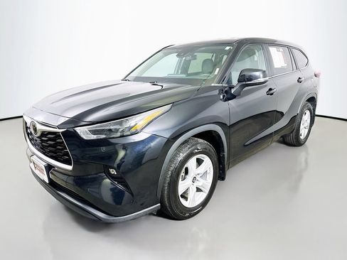 Used 2024 Toyota Highlander LE AWD/4WD image 3