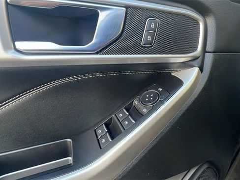 Used 2022 Ford Explorer XLT image 16