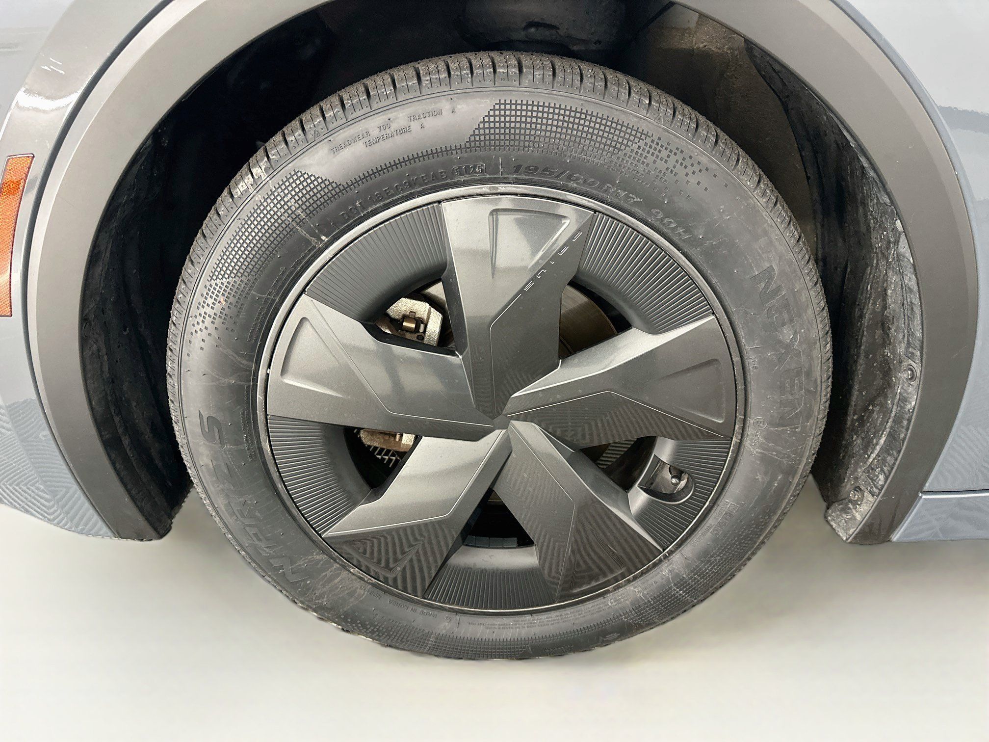 Used 2025 Toyota Prius LE FWD image 35