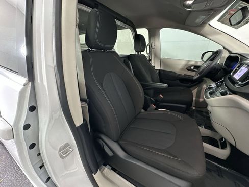 Used 2023 Chrysler Voyager LX FWD image 27