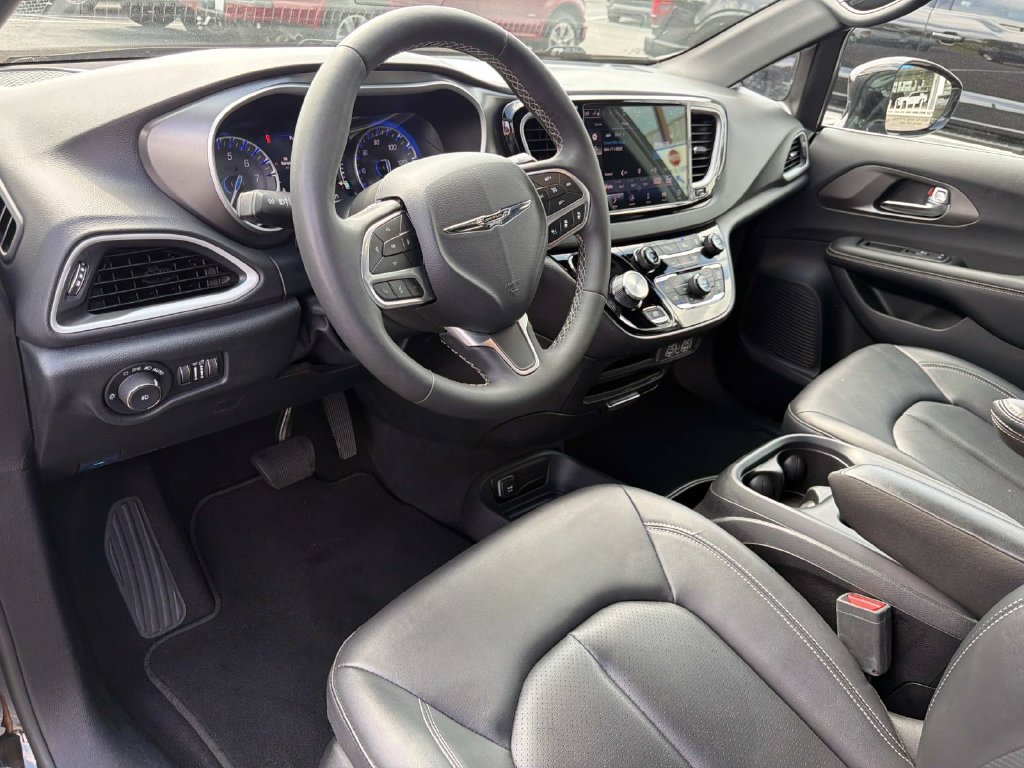 Used 2025 Chrysler Pacifica Select FWD image 23