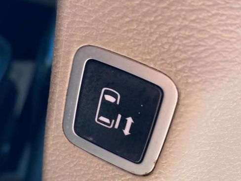 Used 2019 Chrysler Pacifica Limited w/ Tire & Wheel Group FWD image 35