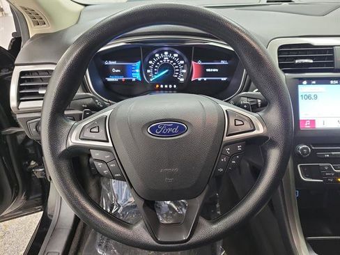 Used 2017 Ford Fusion SE w/ Fusion SE Technology Package image 19