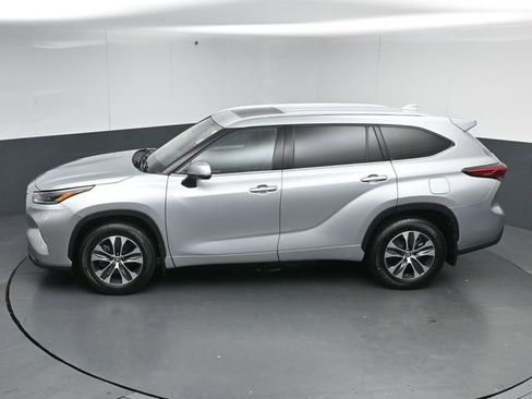 Used 2021 Toyota Highlander XLE AWD/4WD image 44