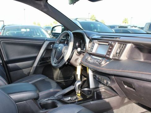Used 2017 Toyota RAV4 SE image 5