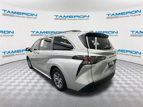 Used 2024 Toyota Sienna XLE image 3