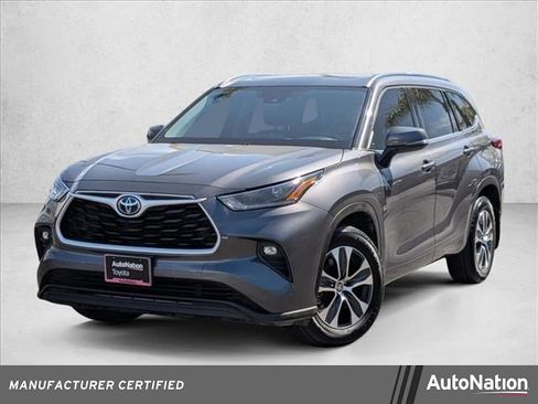 Certified 2021 Toyota Highlander XLE image 1