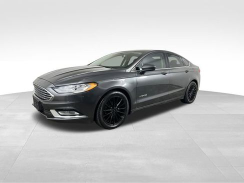 Used 2018 Ford Fusion SE w/ Equipment Group 601A image 2