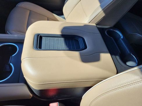 Used 2024 Chevrolet Suburban Premier image 22