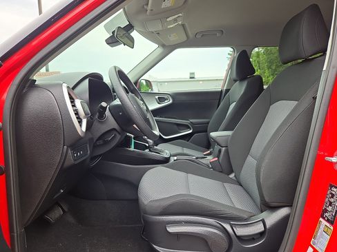 Used 2023 Kia Soul LX w/ LX Technology Package FWD image 13