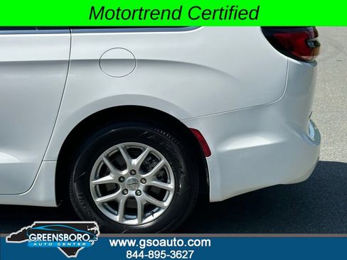Used 2024 Chrysler Pacifica Touring-L FWD image 37