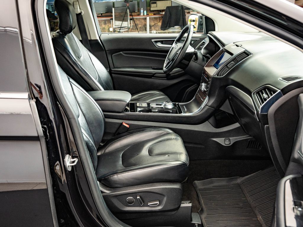 Used 2019 Ford Edge Titanium FWD image 24