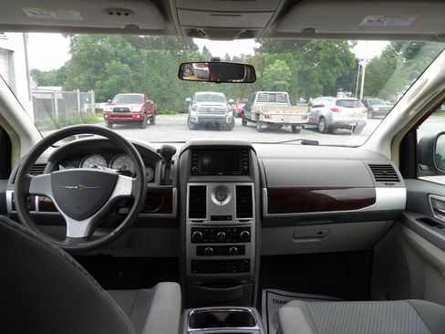 Used 2010 Chrysler Town & Country Touring w/ Entertainment Group #2 FWD image 12