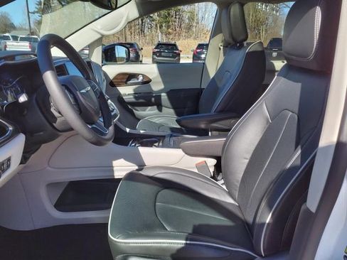 Used 2024 Chrysler Pacifica Limited image 5