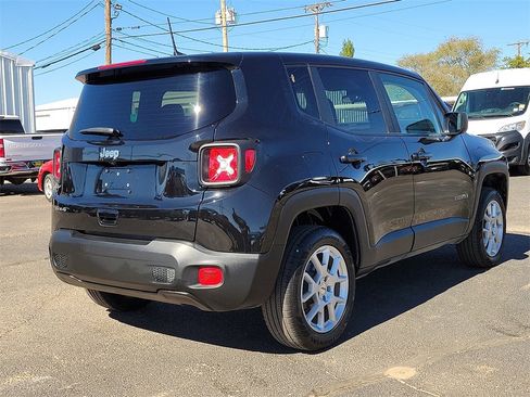 Used 2023 Jeep Renegade Latitude image 4