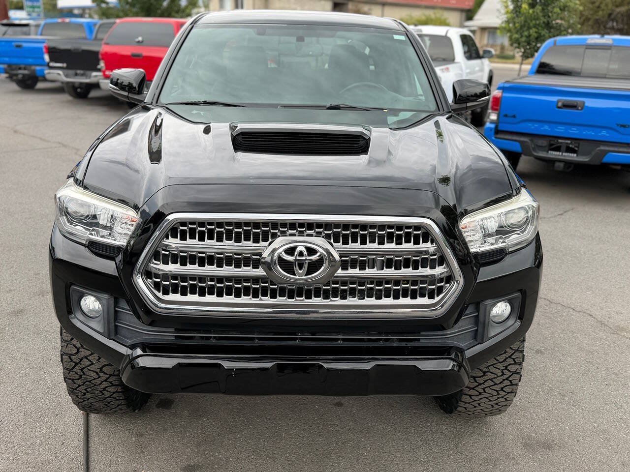 Used 2017 Toyota Tacoma TRD Sport w/ Premium & Technology Package AWD/4WD image 12