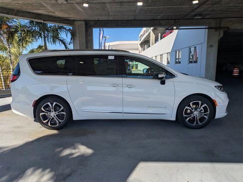 New 2026 Chrysler Pacifica Pinnacle image 4