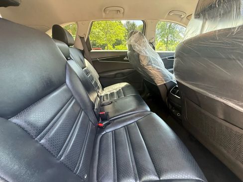 Used 2017 Kia Sorento LX w/ LX Convenience Package image 18