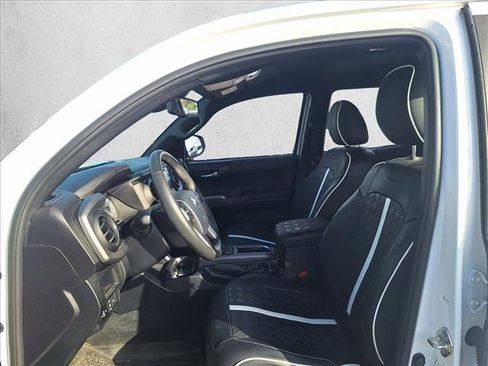 Used 2019 Toyota Tacoma TRD Sport image 10