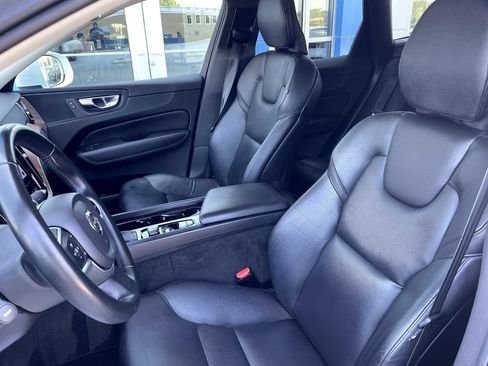 Used 2021 Volvo XC60 T5 Momentum w/ Premium Package AWD/4WD image 11