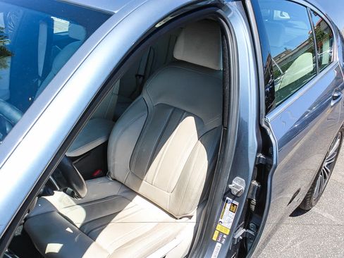 Used 2020 BMW 530e xDrive AWD/4WD image 25