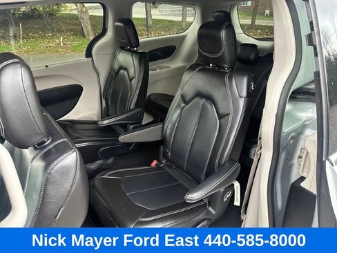 Used 2023 Chrysler Pacifica Touring-L image 25