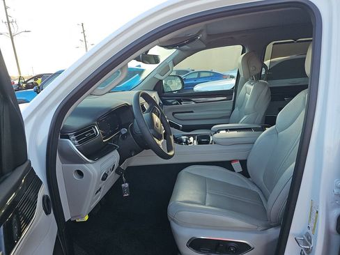 Used 2024 Jeep Wagoneer 4WD w/ Premium Group I image 4