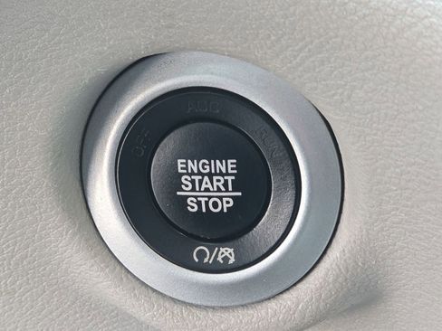 Used 2023 Chrysler Voyager LX image 17