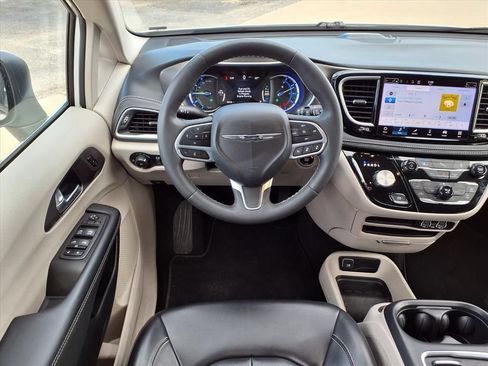 Used 2023 Chrysler Pacifica Touring-L FWD image 14