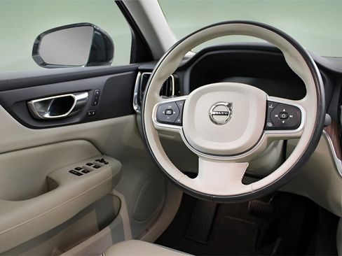 Certified 2022 Volvo S60 B5 Momentum w/ Premium Package image 13