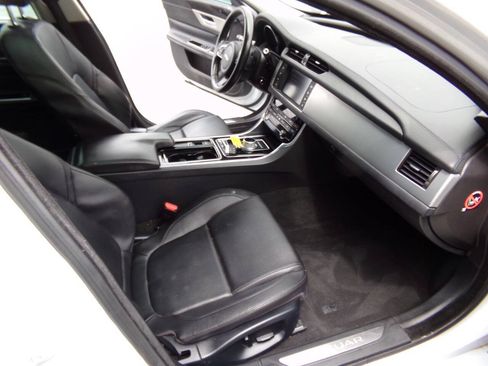Used 2016 Jaguar XF Premium RWD image 34