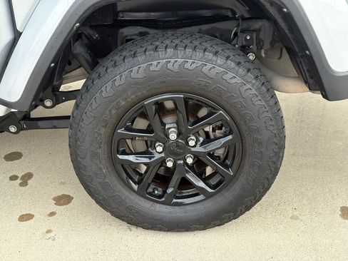 Used 2023 Jeep Gladiator Sport image 9