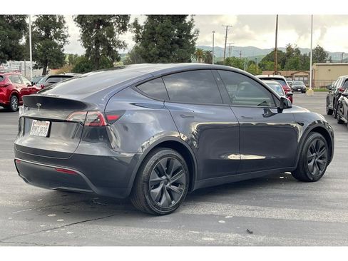 Used 2024 Tesla Model Y Standard Range image 6